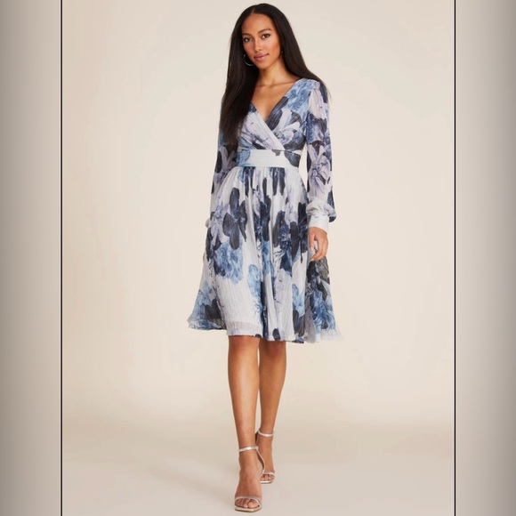 le chateau Dresses & Skirts - Le Chateau Metallic Floral Crinkle Dress Size Small